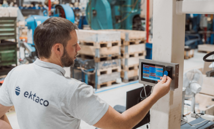 Ektaco esindaja näitab, kuidas registreerida terminalis töö algusaeg