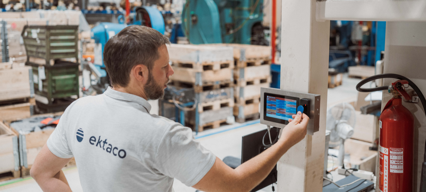 Ektaco esindaja näitab, kuidas registreerida terminalis töö algusaeg